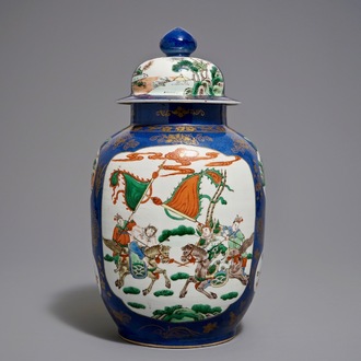 Un vase couvert en porcelaine de Chine famille verte sur fond bleu poudré, 19ème