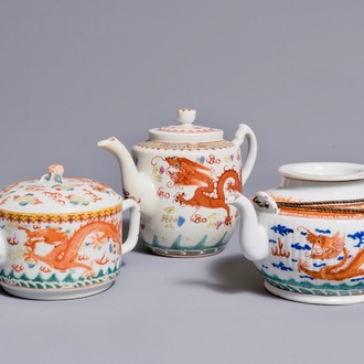 Trois théières couvertes en porcelaine de Chine aux dragons, 19/20ème