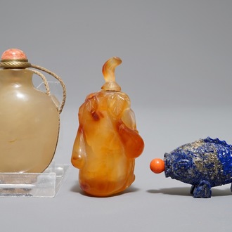 Three Chinese agate and lapis lazuli snuff bottles, 19/20th C.