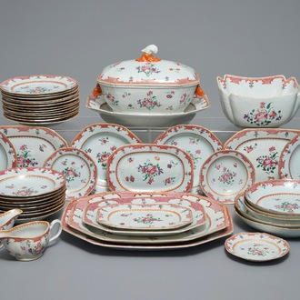 Un service de 44 pièces en porcelaine de Chine famille rose, Qianlong