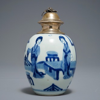 Une boîte à thé en porcelaine de Chine bleu et blanc aux Longues dames monteé d'argent, Kangxi