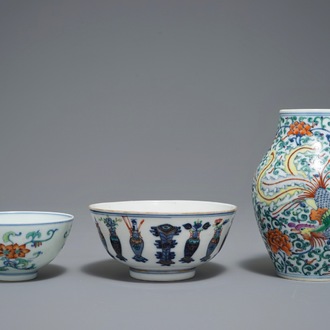 Deux bols et un vase en porcelaine de Chine doucai, marques de Yongzheng et Qianlong, 19/20ème