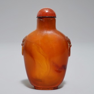 A Chinese amber snuff bottle, 18/19th C.