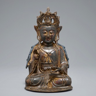 Un modèle de Guanyin en bronze doré et laqué, Chine, Ming