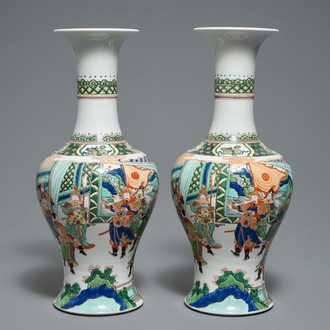 Une paire de vases aux guerriers en porcelaine de style famille verte, Samson, Paris, 19ème