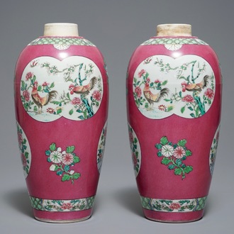 Une paire de vases en porcelaine de style famille rose à fond rouge rubis, Samson, Paris, 19ème