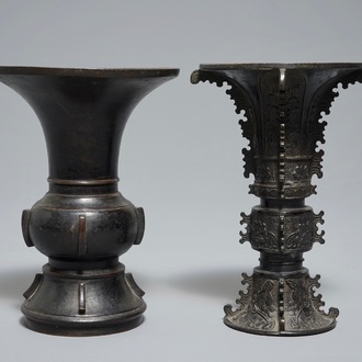 Twee Chinese bronzen gu vazen, 17/18e eeuw