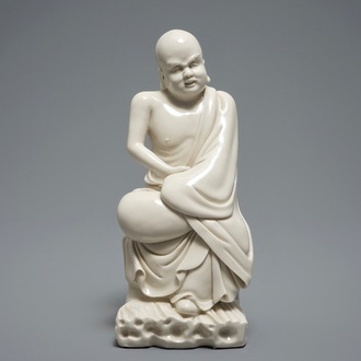 Een Chinese Dehua blanc de Chine figuur van een Luohan, 19e eeuw