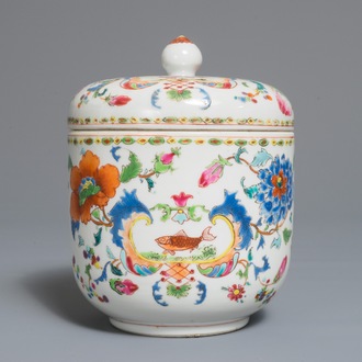 Een Chinese famille rose 'Pompadour' dekselkom, Qianlong, ca. 1745