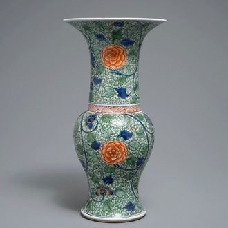 Un vase en porcelaine de Chine yenyen famille verte à décor floral, Kangxi