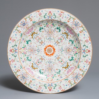 Un plat en porcelaine de Chine famille rose, marque de Jiaqing, 19/20ème