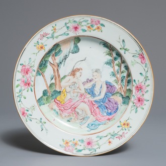Une assiette en porcelaine de Chine famille rose à décor mythologique d'Apollon et Daphne, Yongzheng
