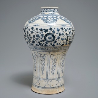 A Vietnamese blue and white vase with floral design, 15/16th C.