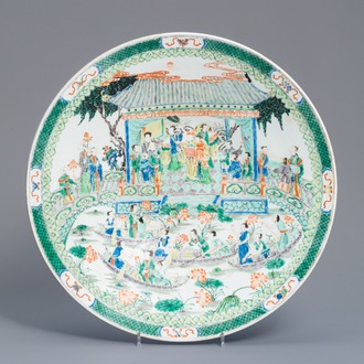 Un très grand plat en porcelaine de Chine famille verte, 19/20ème