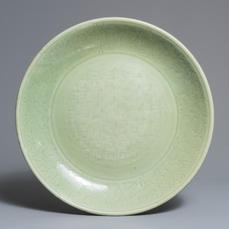 Un très grand plat en porcelaine de Chine céladon de Longquan à décor incisé, Ming