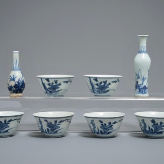 Deux vases et six bols à thé du Hatcher cargo en porcelaine de Chine bleu et blanc, époque Transition