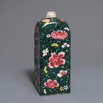 Een vierkante Chinese famille rose fles met zwarte fondkleur, Yongzheng/Qianlong