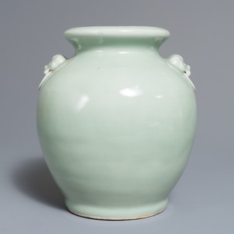 Een Chinese monochrome celadon vaas met leeuwenkoppen als oren, 19e eeuw