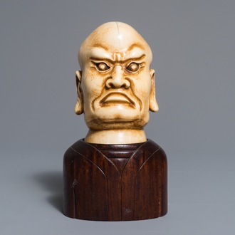 Une tête de Luohan en ivoire sculpté sur buste en bois, Chine, 1ère moitié du 20ème
