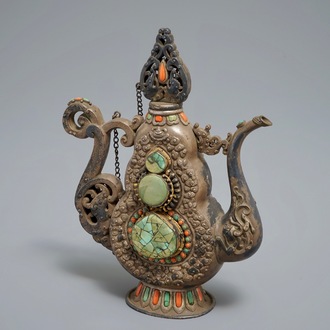 Een verzilverde en deels vergulde koperen kan met turkoois en koraal ingelegd, Mongolië of Tibet, 19e eeuw