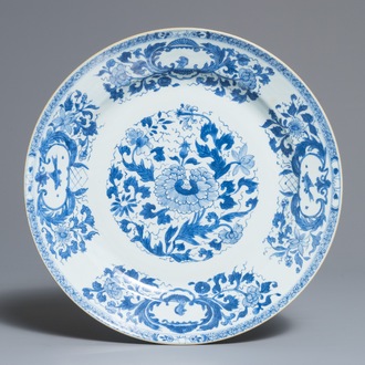 Een Chinese blauwwitte 'Pompadour' schotel, Qianlong