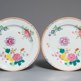 Twee Chinese famille rose schotels met floraal decor, Qianlong