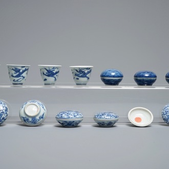 Eight Chinese blue and white covered boxes and four dragon wine cups, Hatcher cargo, Transitional period