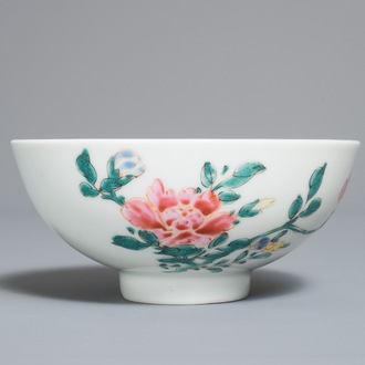Un bol en porcelaine de Chine famille rose à décor floral, marque et époque de Yongzheng