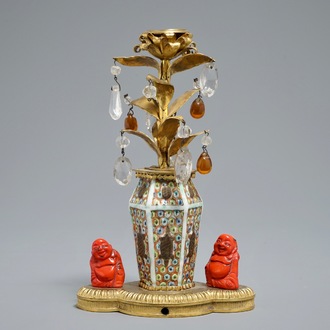Een lampje met Chinees porselein, koraal, bergkristal en amber in Franse bronsmontuur, 19/20e eeuw