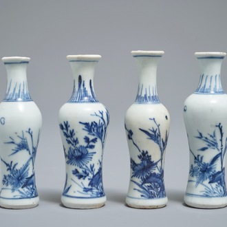 Quatre vases du Hatcher cargo en porcelaine de Chine bleu et blanc, époque Transition