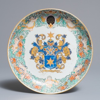 Une assiette armoriée en porcelaine de Chine aux armes de Langerak, datée 1744, Qianlong
