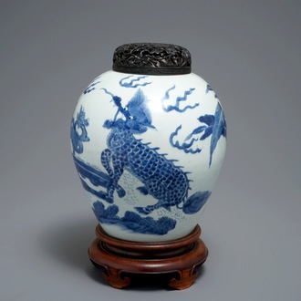 Un vase en porcelaine de Chine bleu et blanc à décor d'un qilin, époque Transition