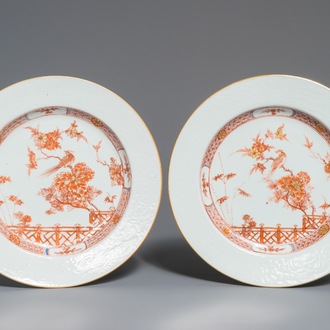 Une paire de plats en porcelaine de Chine rouge de fer et doré à décor incisé, Qianlong