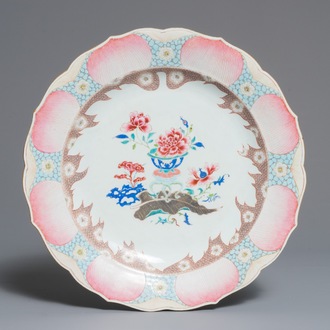 Un plat en porcelaine de Chine famille rose en forme de lotus, Qianlong