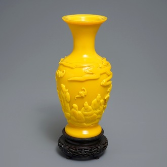 A Chinese Beijing glass vase with figures, Qianlong mark, 19/20th C.