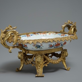 Un plat profond de forme octagonale en porcelaine de Chine dans sa monture en bronze doré, Yongzheng et 19ème