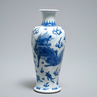 Un vase en porcelaine de Chine bleu et blanc à décor d'un qilin, Kangxi