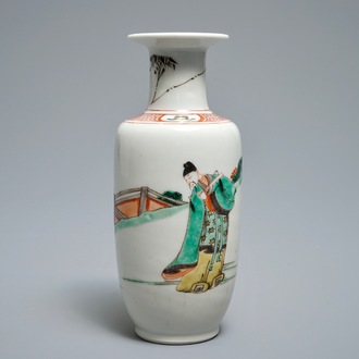 Een Chinese famille verte rouleau vaas met figuren in een landschap, Kangxi
