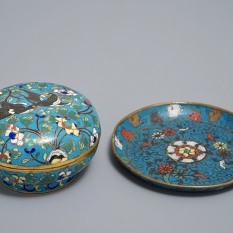 Een Chinees cloisonné schoteltje met floraal decor, Ming en een ronde dekseldoos, 19e eeuw