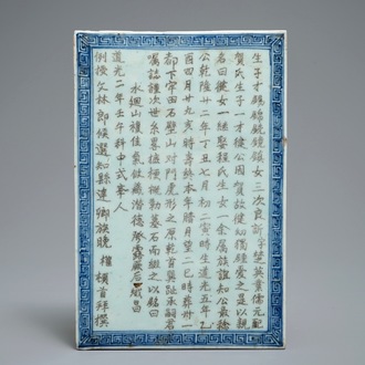 Een Chinese blauwwitte tegel of plaquette met ingekraste tekst, 19e eeuw