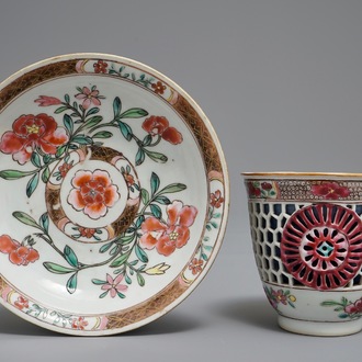 Une tasse et soucoupe en porcelaine de Chine famille rose ajouré et à double parois, Yongzheng