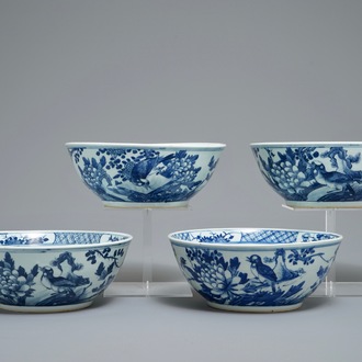 Quatre bols en porcelaine de Chine bleu et blanc aux oiseaux, papillons et fleurs, 19ème
