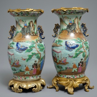 Une paire de vases aux montures en bronze ormolu en porcelaine de Chine famille rose sur fond céladon, 19ème