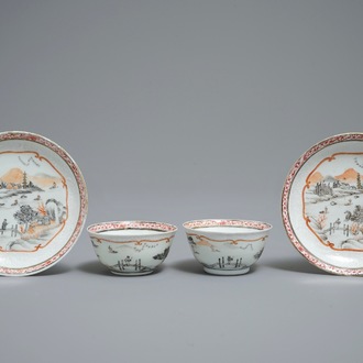 Une paire de tasses et soucoupes en porcelaine de Chine famille rose bianco sopra bianco, Qianlong