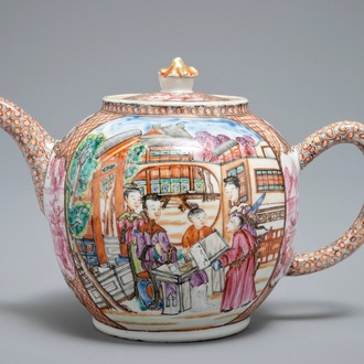 Een Chinese famille rose theepot en deksel met mandarijns decor, Qianlong