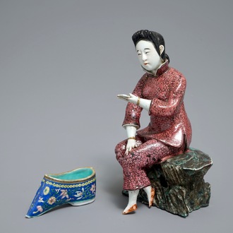 A Chinese famille rose model of a lady and a miniature shoe, 19/20th C.