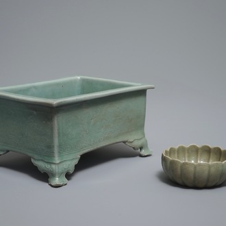 Een Chinese celadon jardinière en een Koreaanse kop met drakenhandvat, 19e eeuw