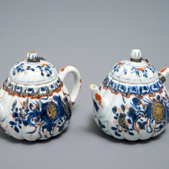 Une paire de théières couvertes en porcelaine de Chine de style Imari, Kangxi