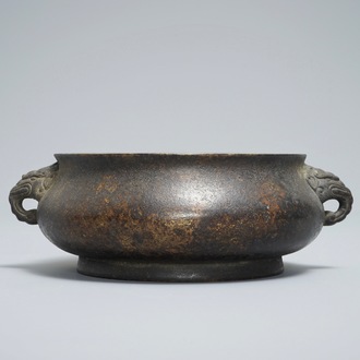 Een Chinees bronzen wierookvat met olifantenkoppen als oren, qianqing gongbao merk, Ming