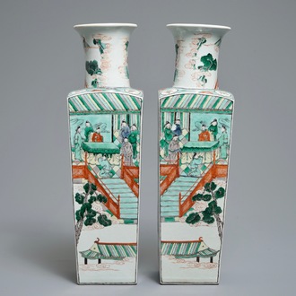 Une paire de vases de forme carré en porcelaine de Chine famille verte, 19ème